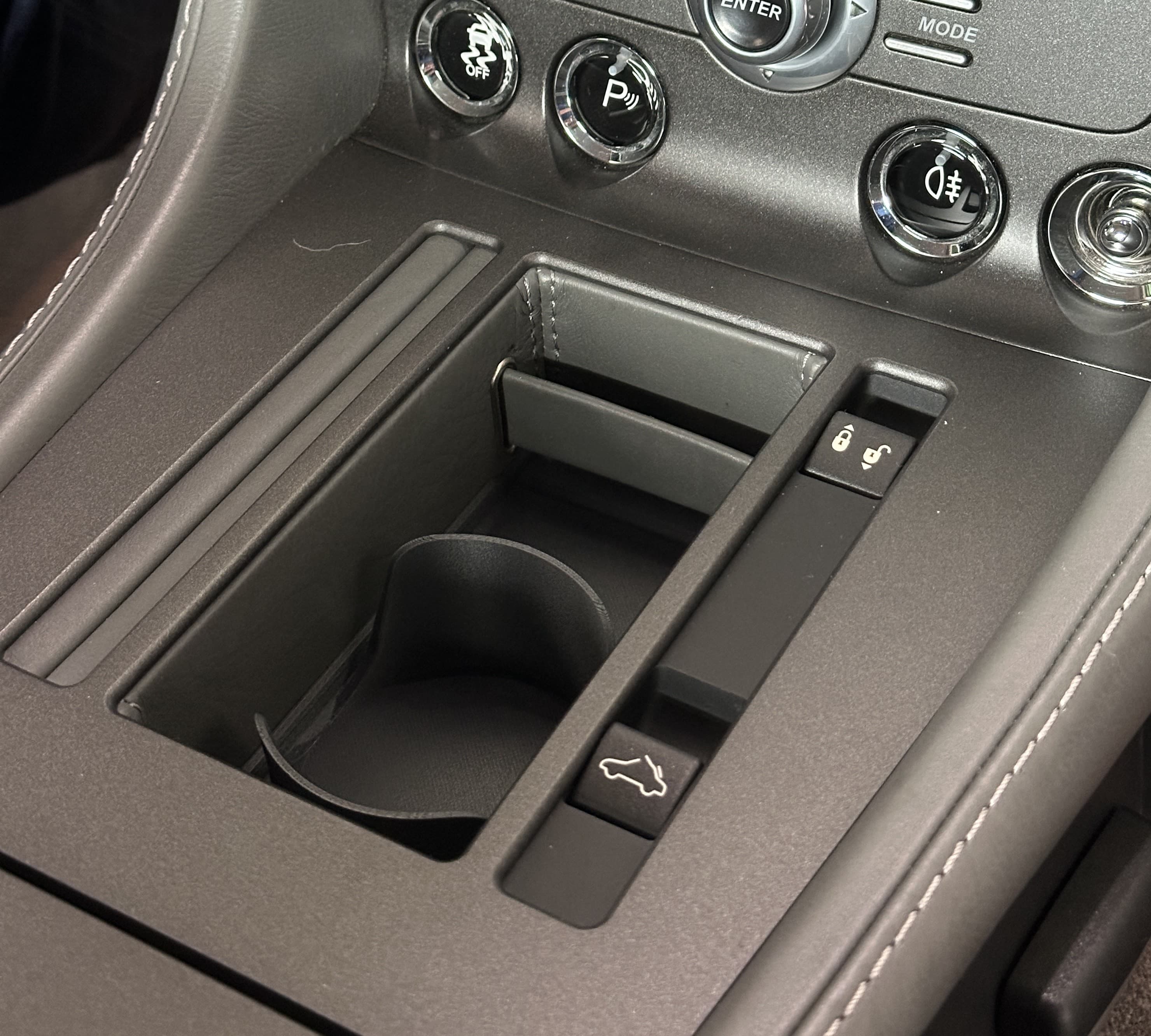 Becherhalter-Einsatz in der Mittelkonsole des Aston Martin Vantage